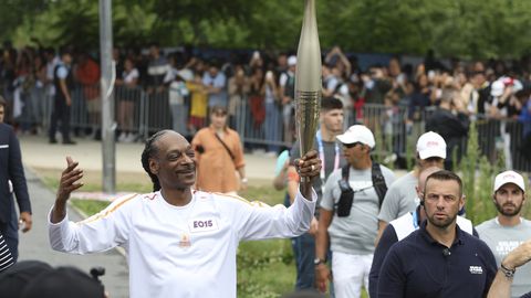 Пританцовывал в своем стиле: рэпер Snoop Dogg пронес олимпийский огонь в Париже