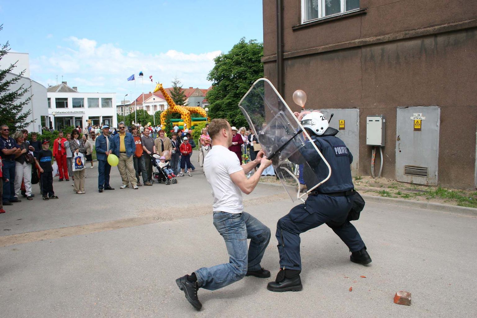 Politseinik demonstratsioonesinemisel.