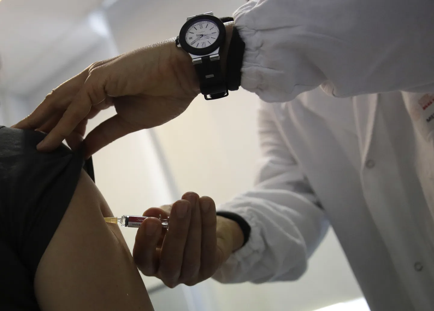 Doktor Roberto Ieraci vaktsineerimas naist Roomas.