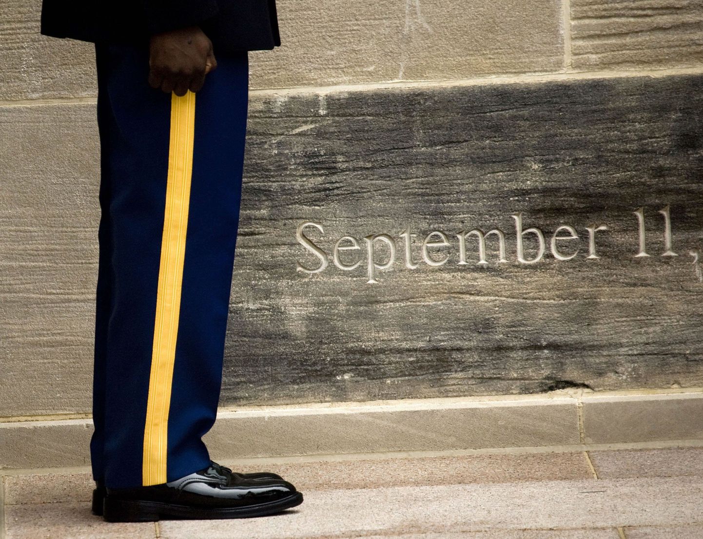Американский солдат у памятника жертвам теракта 11 сентября.