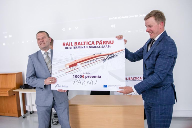 Pärnu linnapea Romek Kosenkranius (vasakul) ja Rail Baltic Estonia juhatuse esimees Anvar Salomets kuulutasid välja nimekonkursi võitja.
