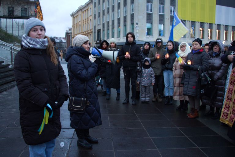 Президент Конгресса украинцев Эстонии Вира Конык выступает на митинге памяти к 90 годовищине Голодомора в Украине