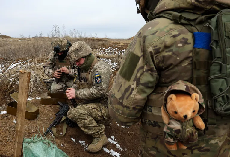 TOPSHOT - Ukrainian servicemen prepare their weapons during a military training exercise near the front line in the Donetsk region, on February 23, 2024, amid the Russian invasion of Ukraine. (Photo by Anatolii STEPANOV / AFP)