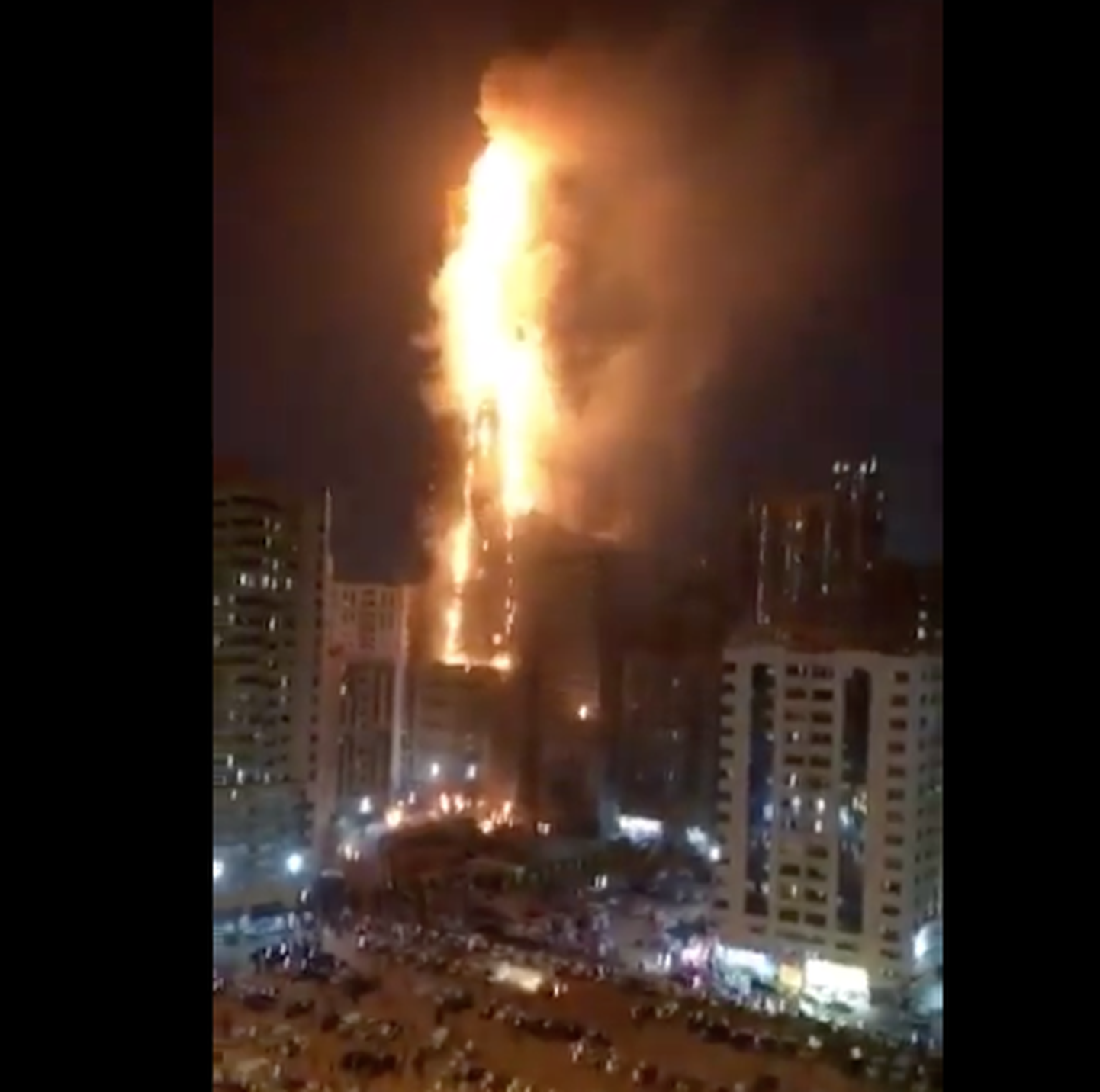 Kõrbelinnas Sharjah põleb 48-korruseline kortermaja.