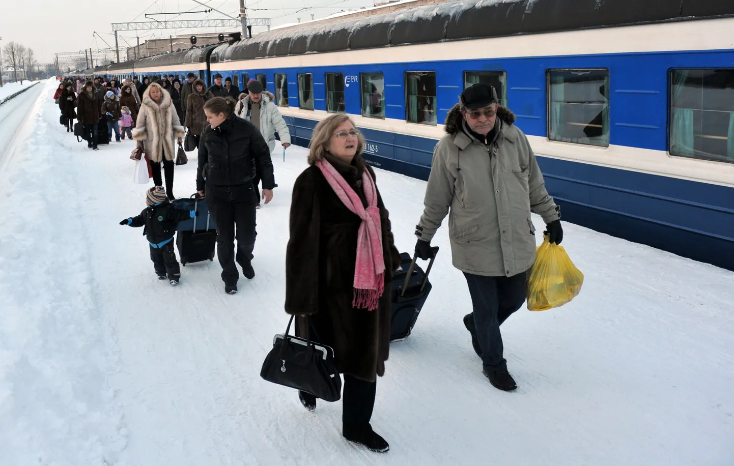 Российские туристы на Балтийском вокзале в декабре 2010 года.