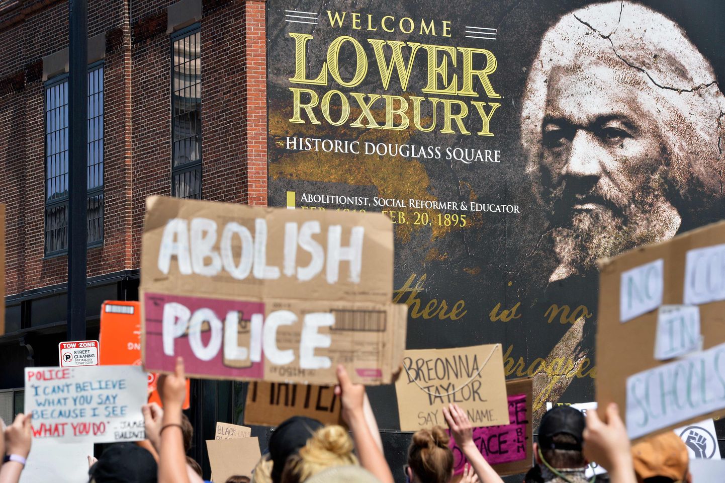 Protests Bostonā pie plakāta ar Frederika Duglasa attēlu. 22.jūnijs, 2020