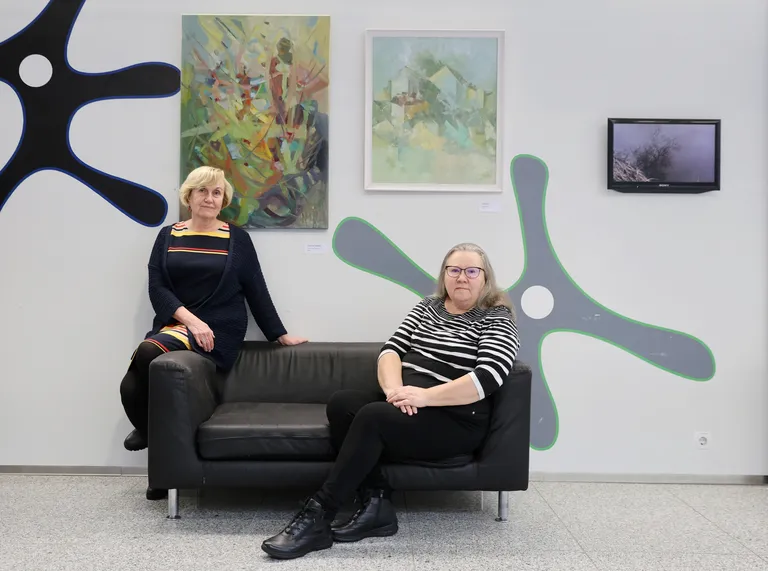 Lemme Haldre (vasakul) ja Sirje Piir oma maalide ees, mida ühendab pealkiri «Värvivarjundid».