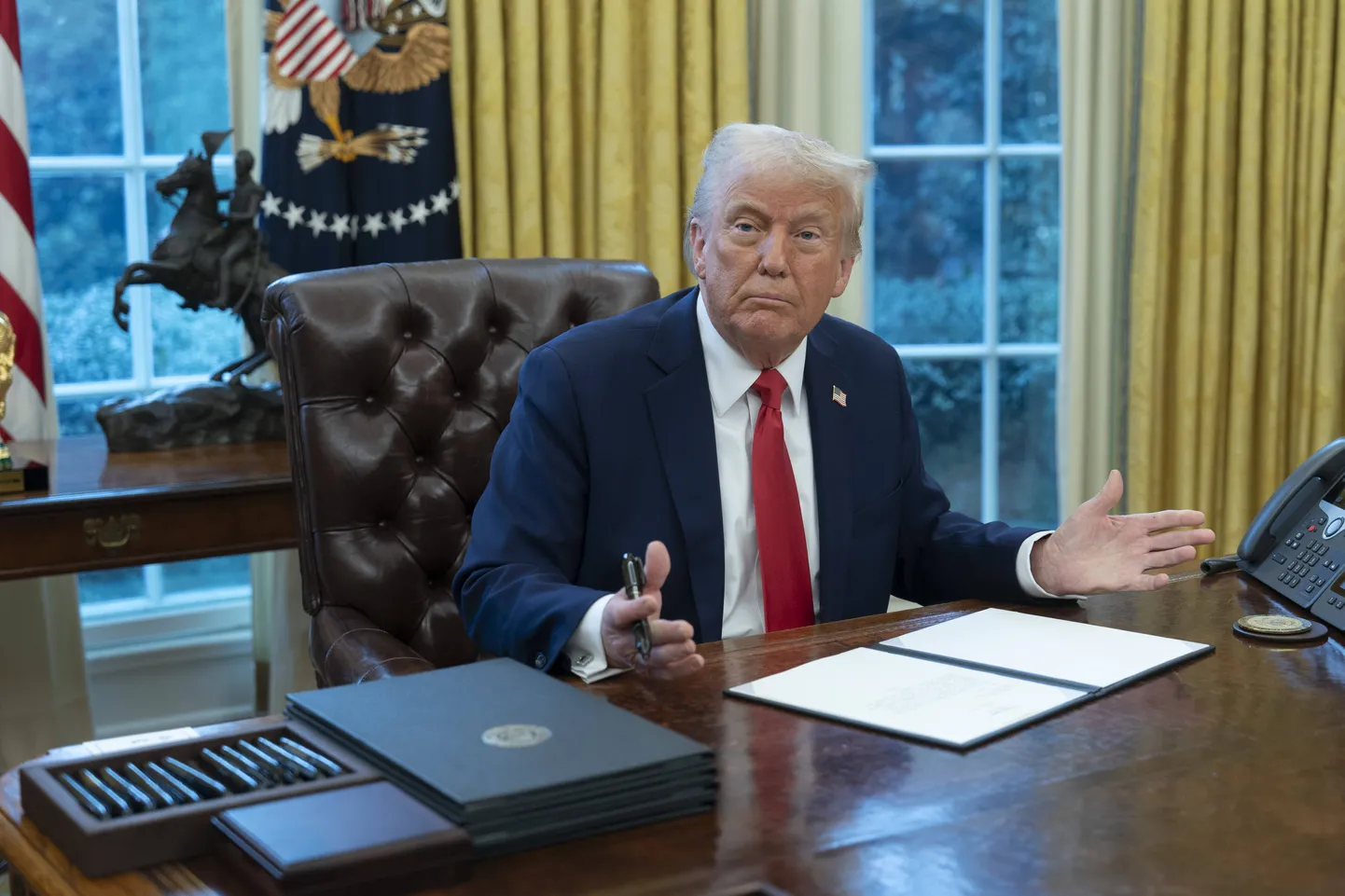 USA president Donald Trump kirjutamas alla täitesaatvatele korraldustele. Pilt on tehtud 3. veebruaril 2025.