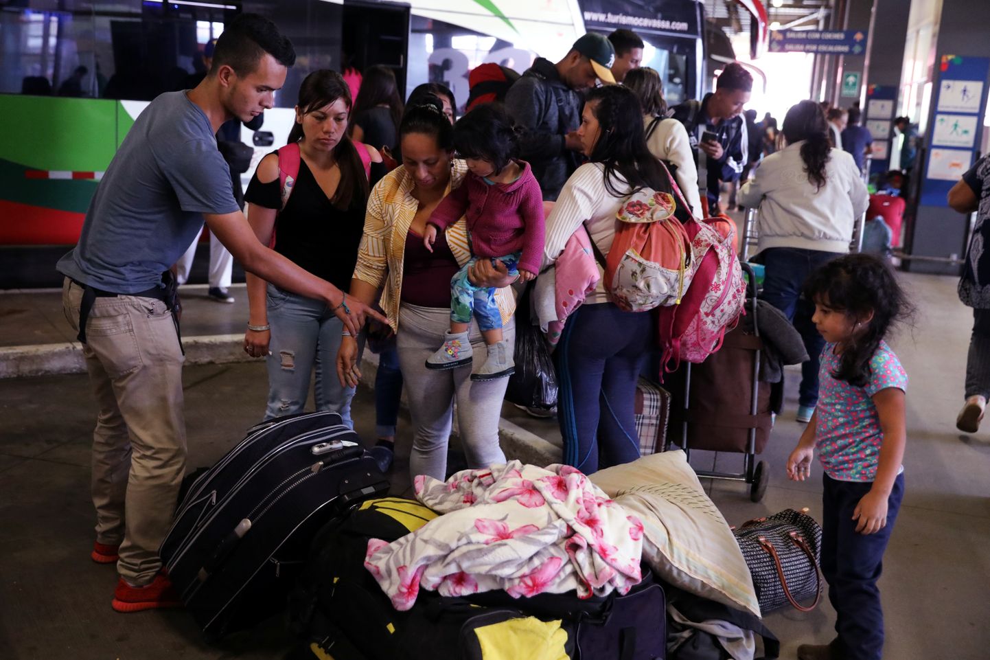 Venezuela majanduskriisi eest põgenevad inimesed saabumas Tumbesi piirilinna.