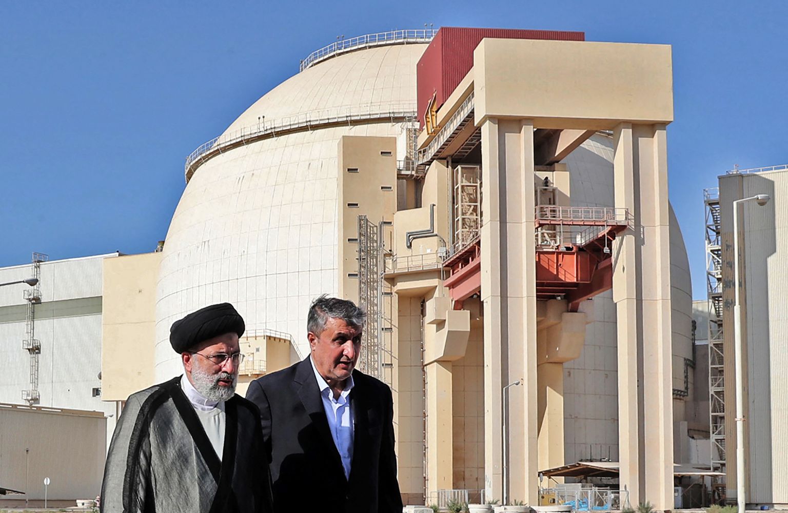Iraani president Ebrahim Raisi ja Iraani aatomienergiaagentuuri juht Mohammad Eslami külastamas Bushehri tuumajaama. Foto on illustratiivne.