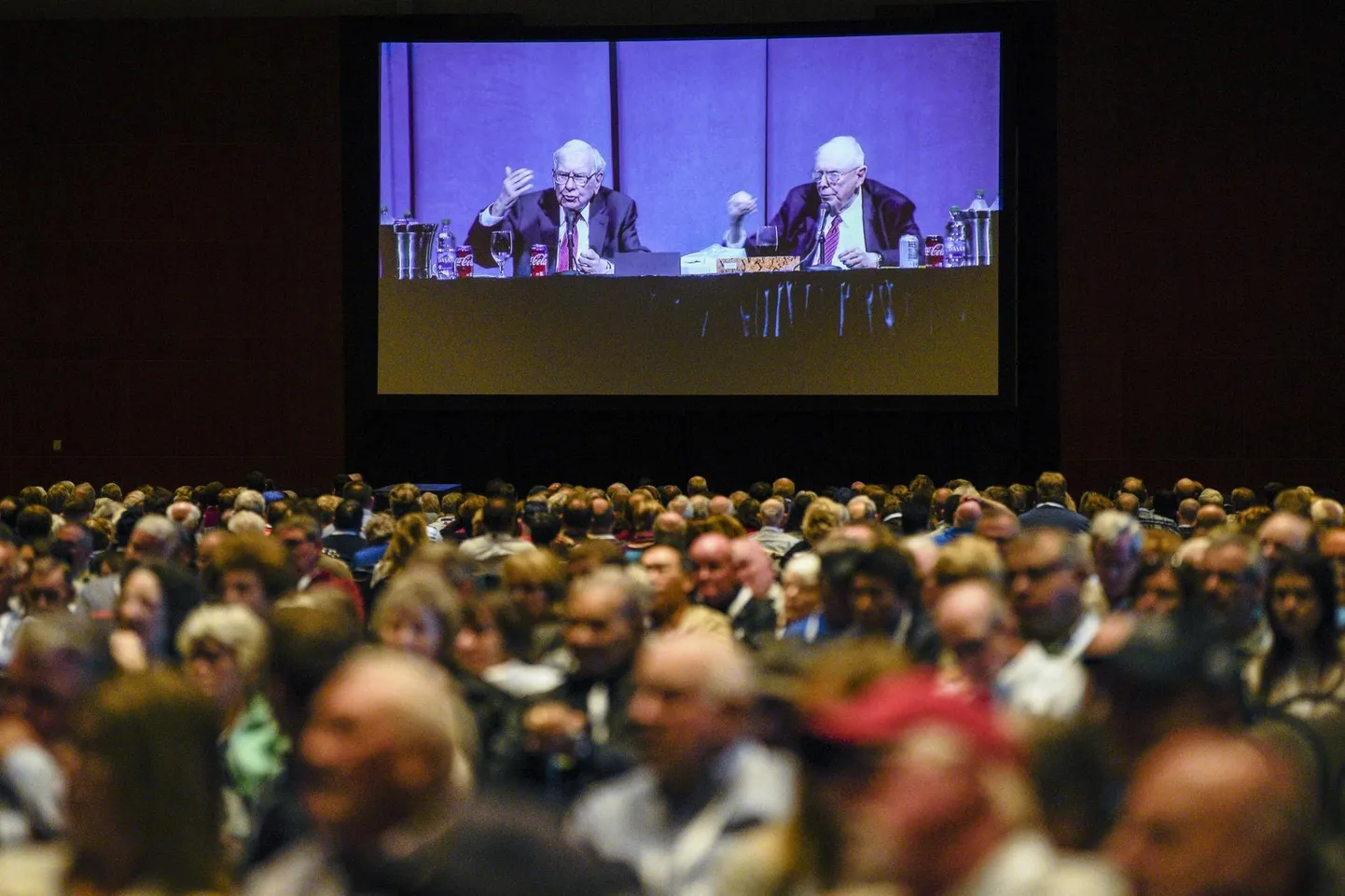 Warren Buffett ja nõukogu aseesimees Charlie Munger 2019. aastal aktsionäride üldkoosolekul investorite küsimustele vastamas.