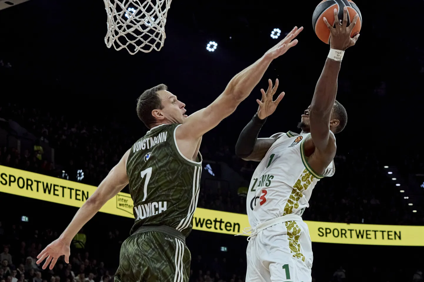 Lonnie Walker IV (palliga) neljapäevases debüütmängus.