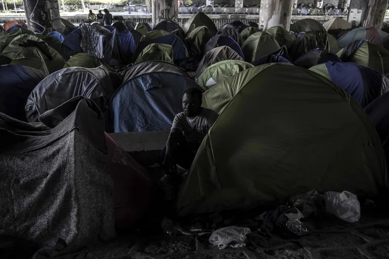 Migrantide telklaager Pariisis.