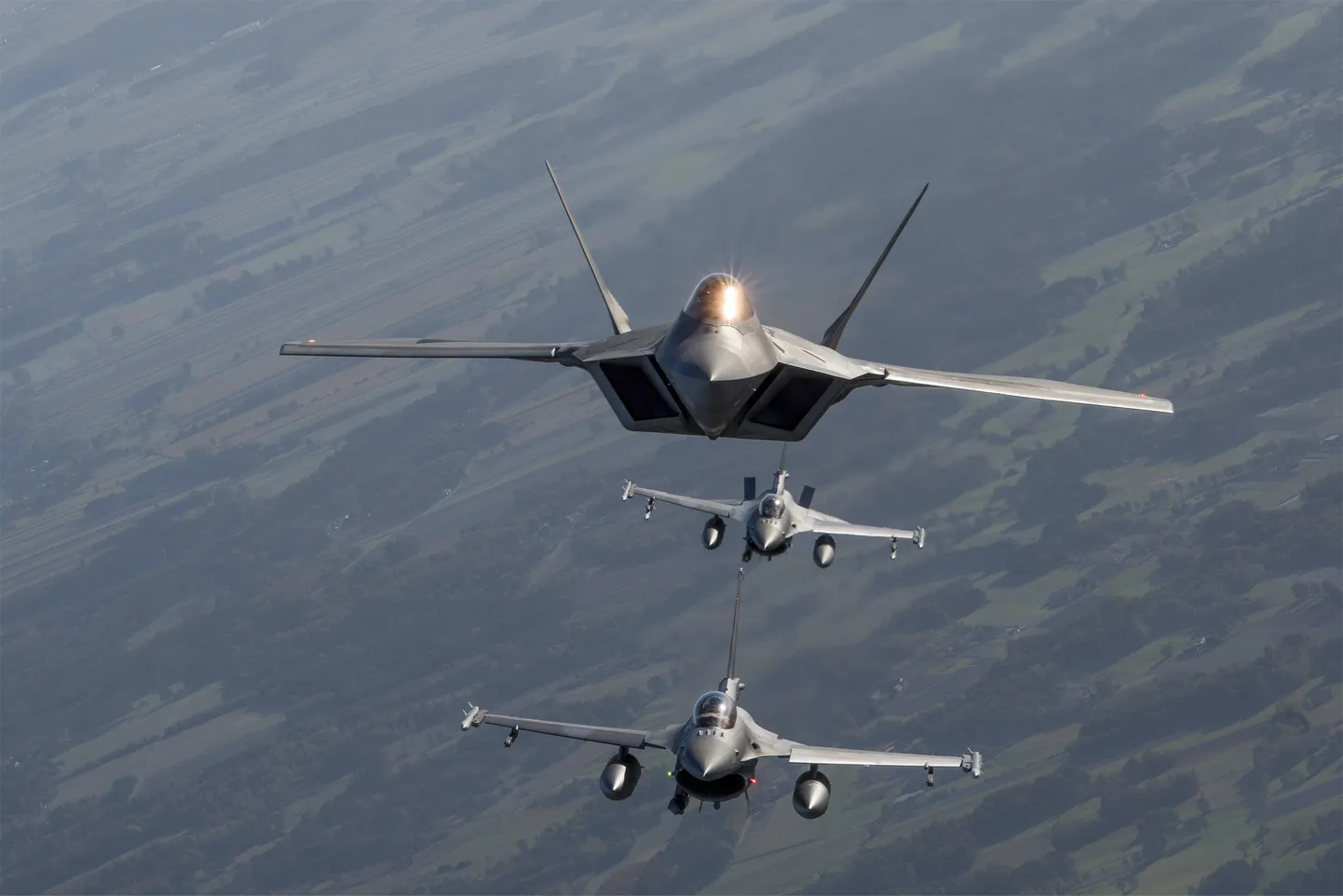 USA õhuväe kaks F-22 Raptor ja kaks F-16 hävitajat Nato õhuturbemissioonil Poolas.
