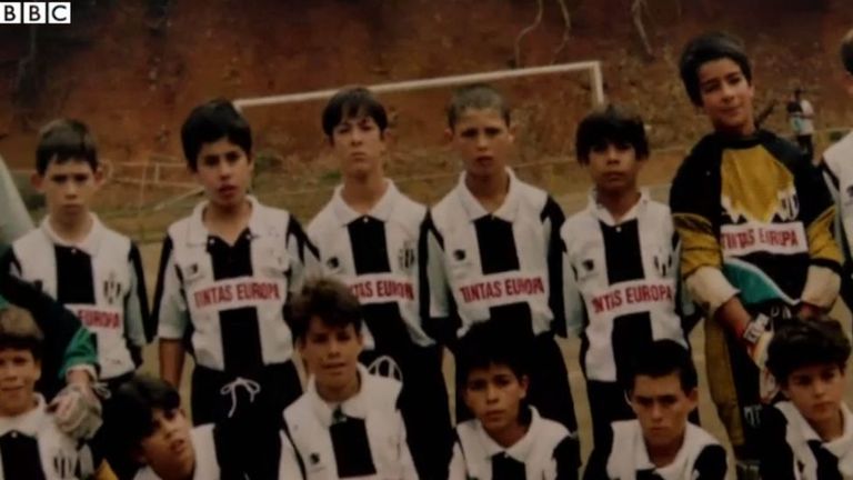 12-летний Роналду (третий слева) в числе игроков молодежной сборной португальского региона Мадейра