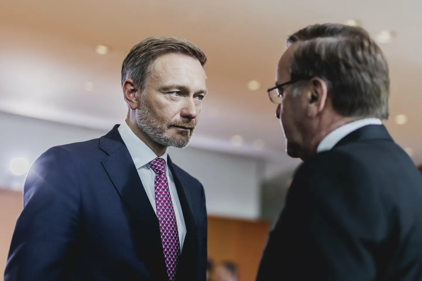 Saksamaa rahandusminister Christian Lindner (vasakul) andis hiljuti kaitseministrile Boris Pistoriusele teada, et riigieelarvest Ukraina abistamiseks lisaraha tuleval aastal loota pole.