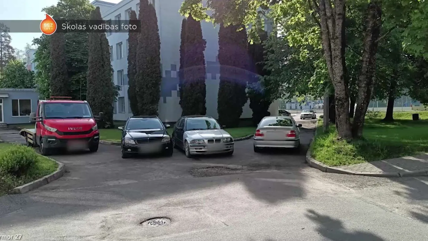Автомобили возле Огрского техникума.