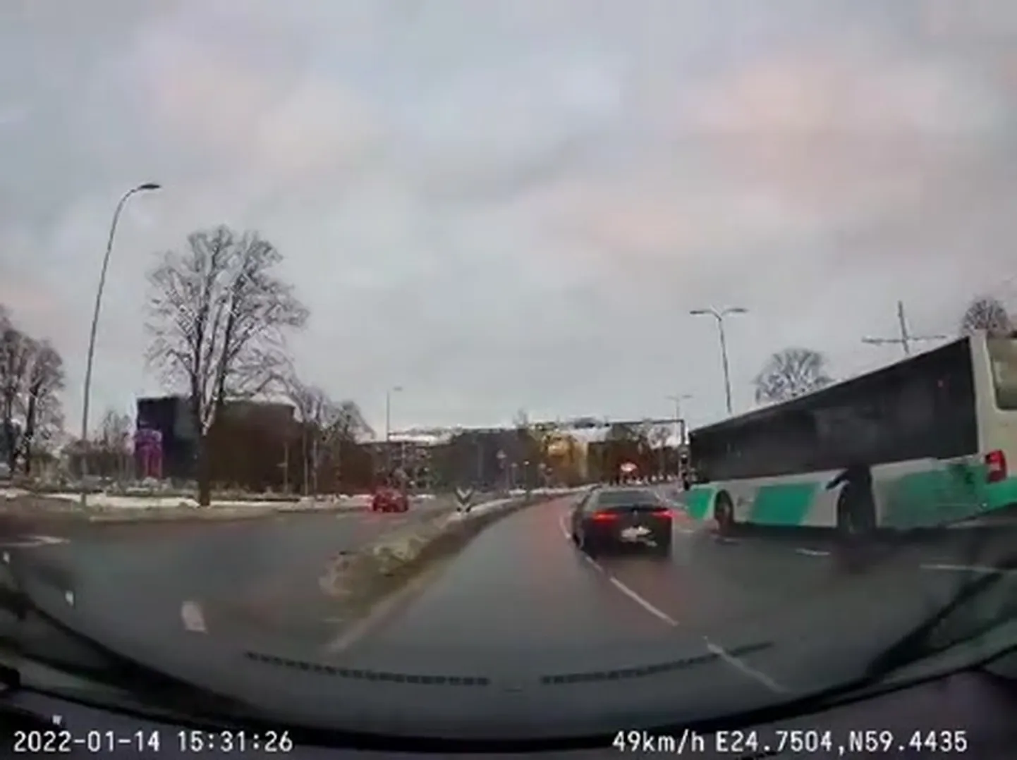 Tallinnas hakkas buss ilma juhita liikuma.