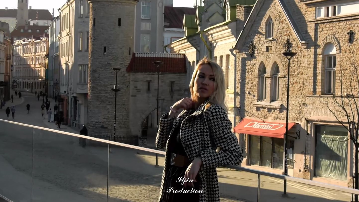 Modell ja lauljatar Diana Haprova filmis Tallinna vanalinnas muusikavideo.
