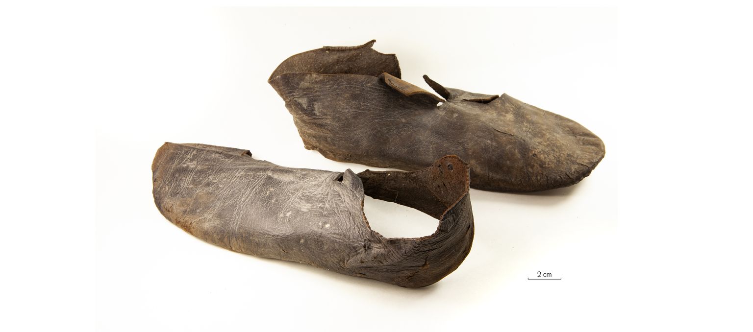 Kõige lihtsamate jalatsite hulka kuulusid pealse ja talla kokku õmblemisel valminud madalad kingad