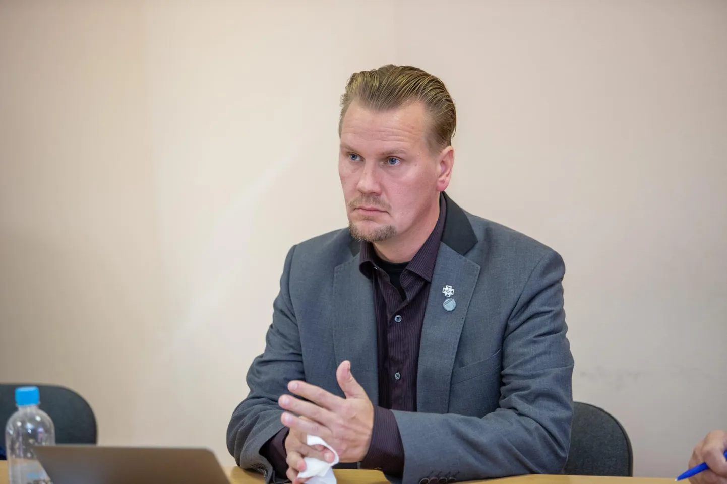 Vallavanem Hermann Kalmus käitus Suure-Jaani kooli hoolekogu liikmete sõnul nendega kohtudes ebaadekvaatselt. Kalmus tunnistas juhtunut ja palus vabandust.