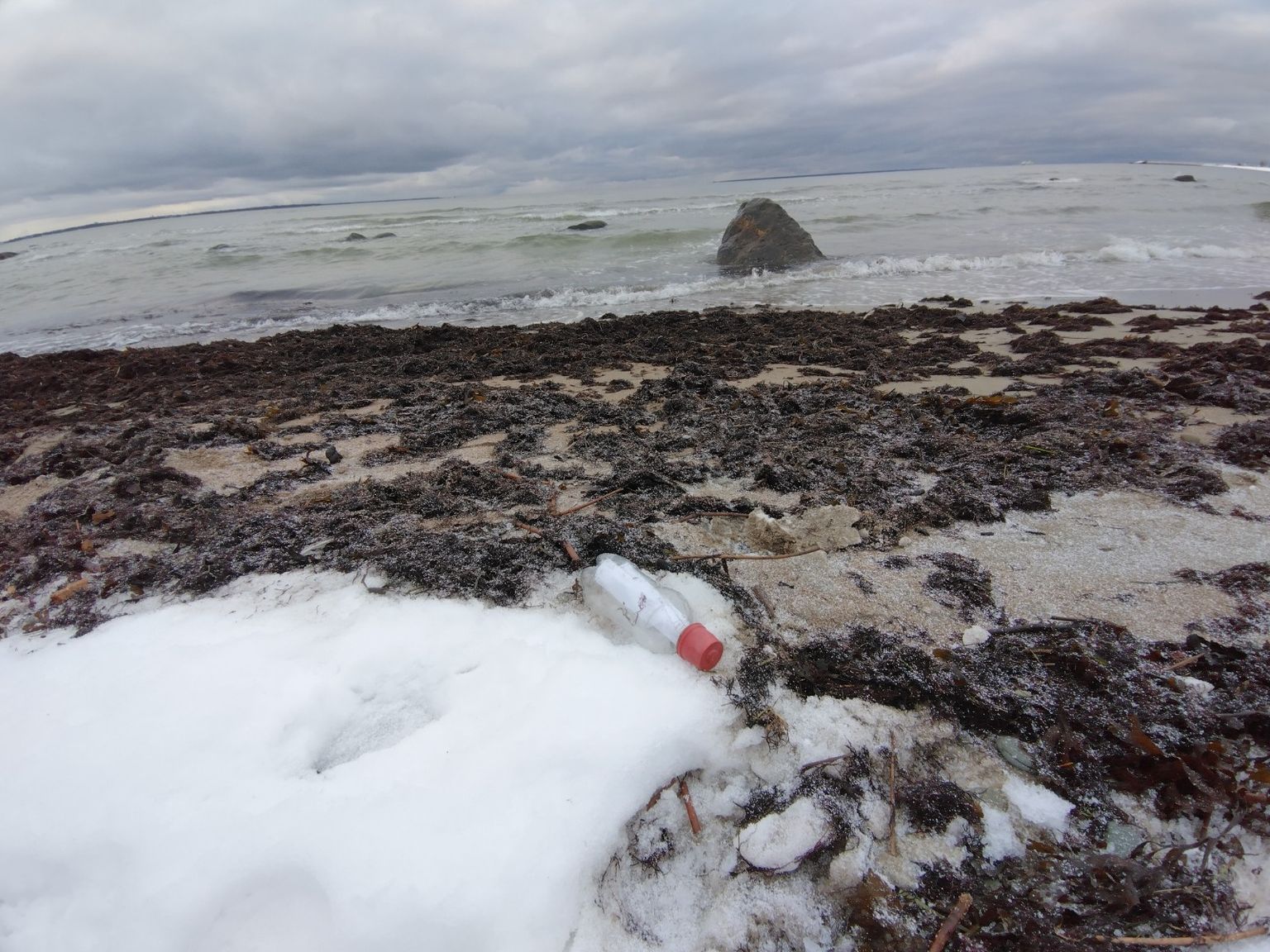 Haabneeme rannast leitud pudelipost. Foto on illustratiivne!