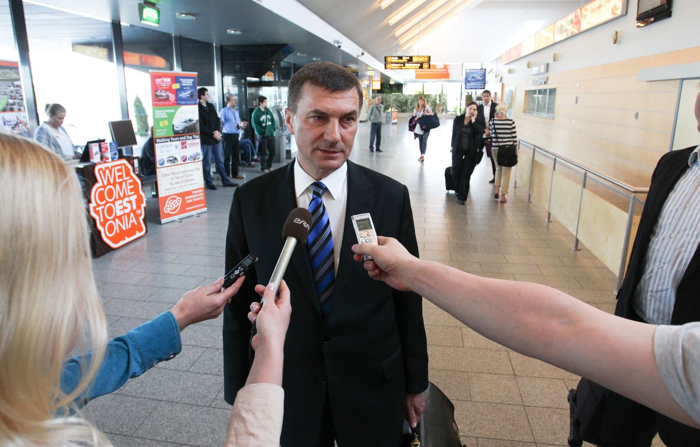 Peaminister Andrus Ansip Tallinna lennujaamas.