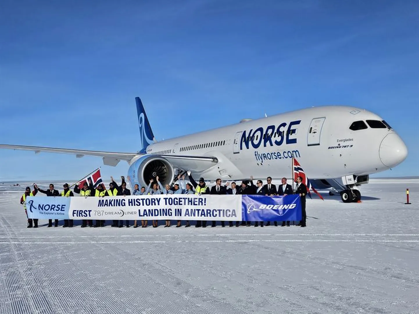 Boeing 787 Dreamliner maandus edukalt jääst lennurajal.