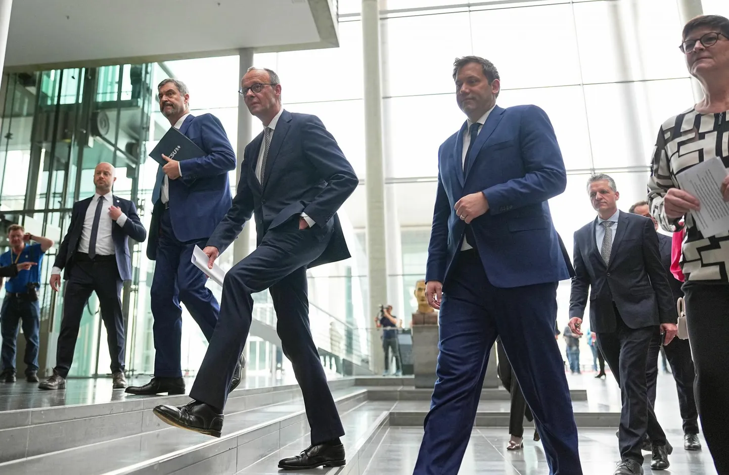 Vasakult esiplaanil: Kristlik-Sotsiaalse Liidu (CSU) juht Markus Söder, Kristlik-Demokraatliku Liidu (CDU) juht Friedrich Merz ning sotsiaaldemokraatide liidrid Lars Klingbeil ja Saskia Essen teel koalitsioonilepingut tutvustama.