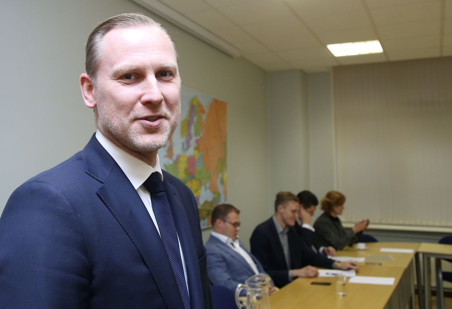 Läti peaministrikandidaat Aldis Gobzems täna koalitsioonikõnelustel, kus olid parasjagu päevakorras haldusküsimused.