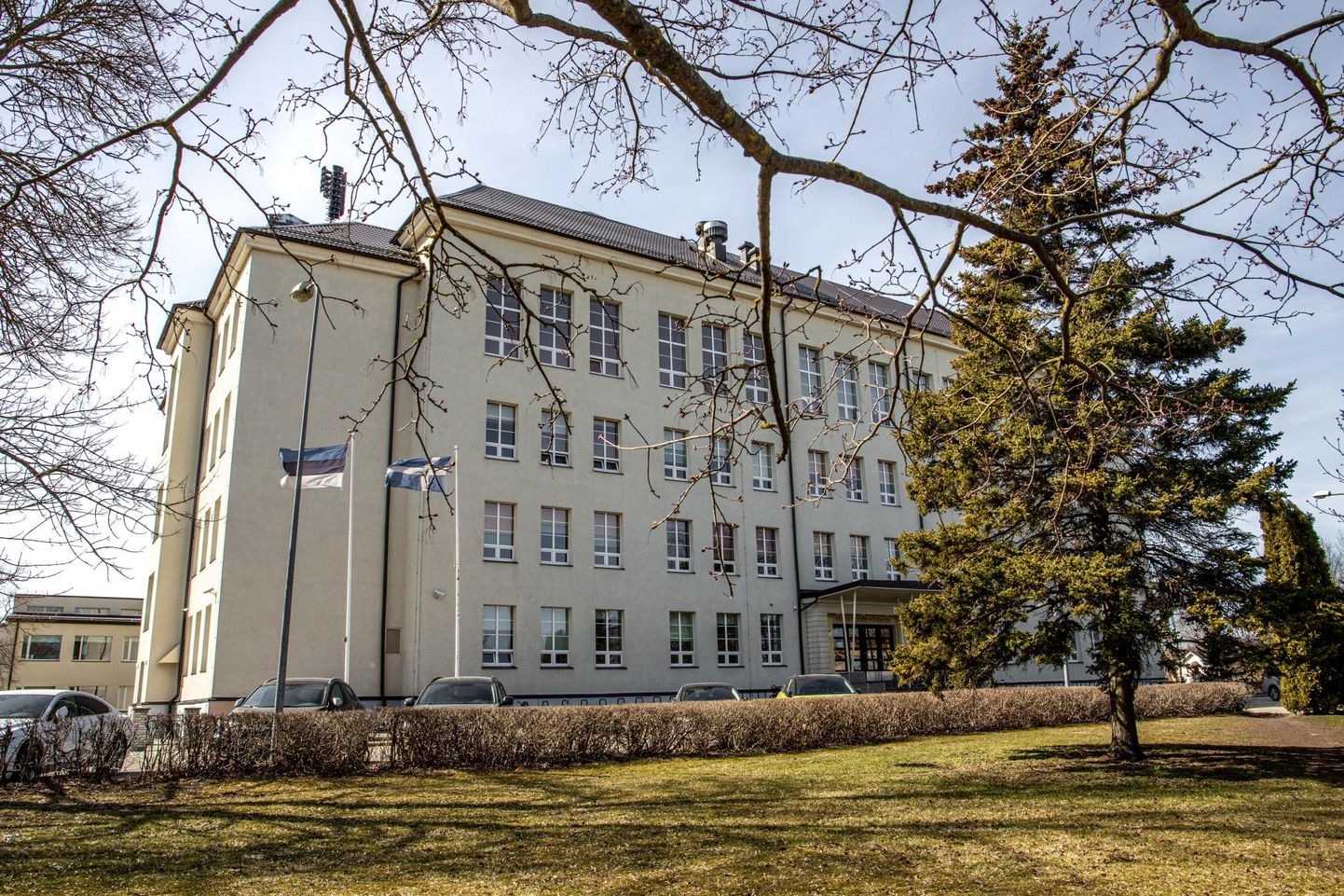 Pärnu Ülejõe põhikooli juurest leitud kahtlane eseme tõttu evakueeriti hoome ühest tiivast paarkümmend õpilast. 