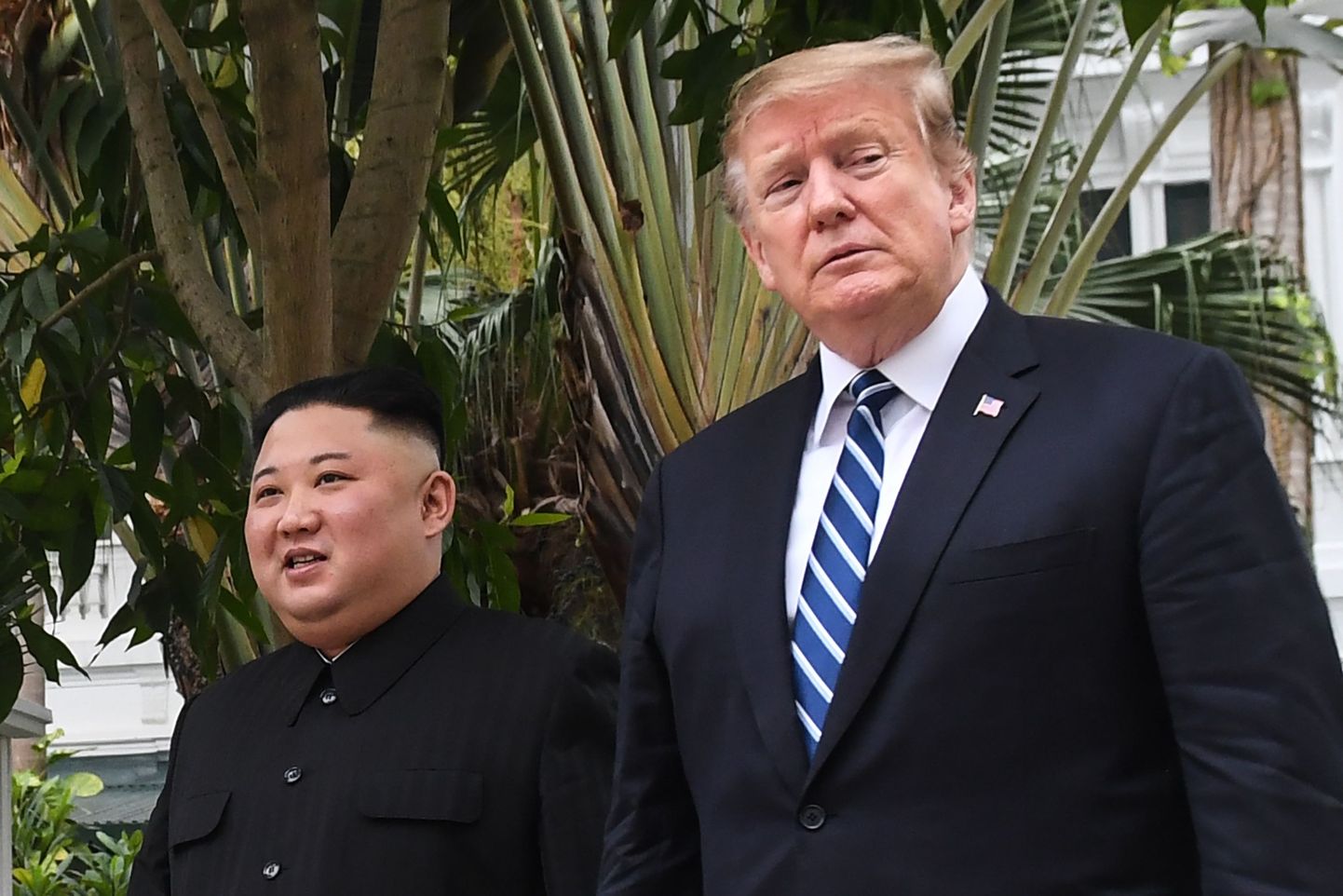 Donald Trump (paremal) ja Kim Jong-un.