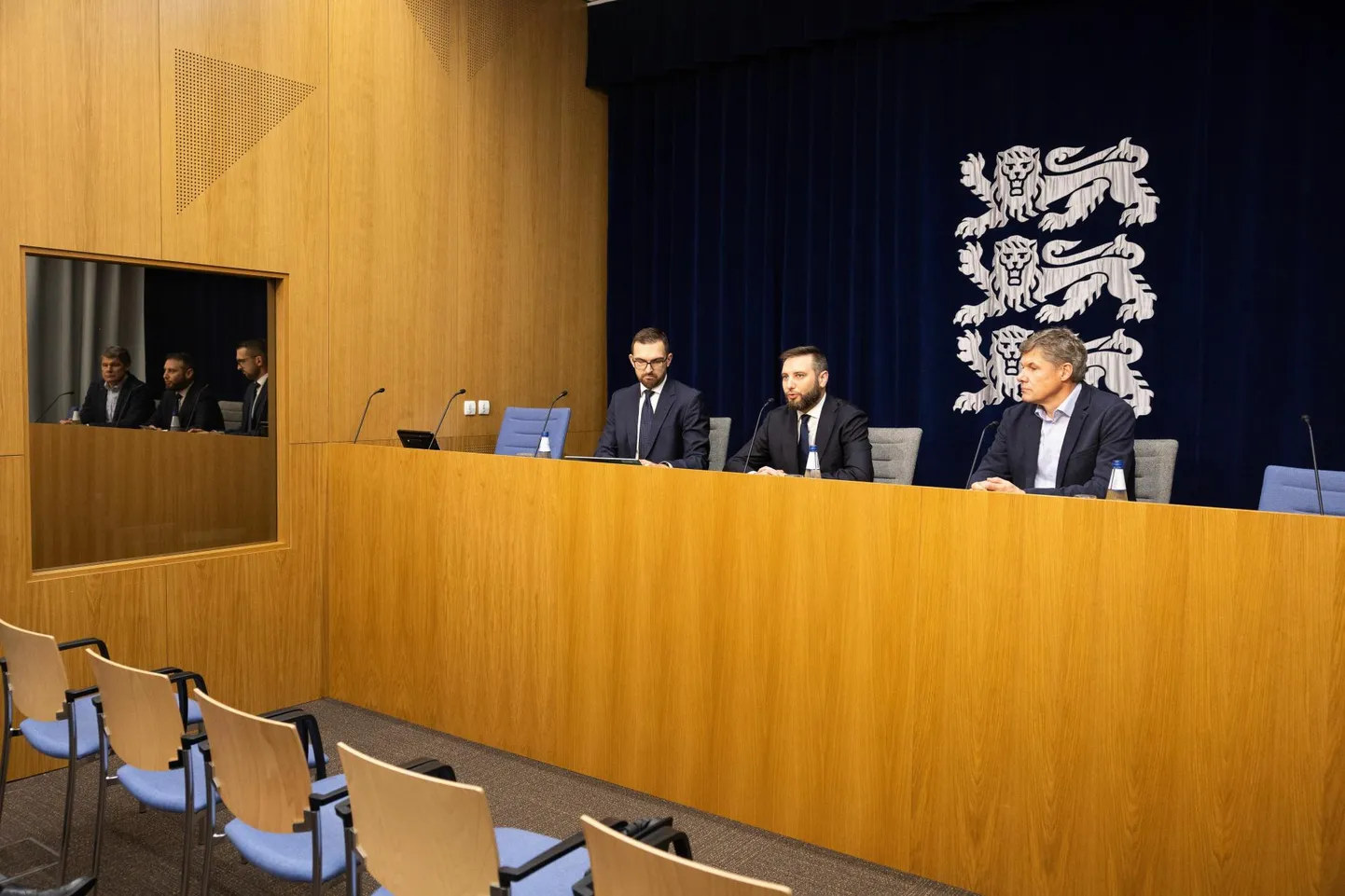 Kliimaministeeriumi asekantsler Ivo Jaanisoo (pildil vasakult), taristuminister Vladimir Svet ja Stockholmi Keskkonnainstituudi Tallinna keskuse rohe- ja ringmajanduse üksuse juht Harri Moora tuvustasid uut jäätmereformi kava.