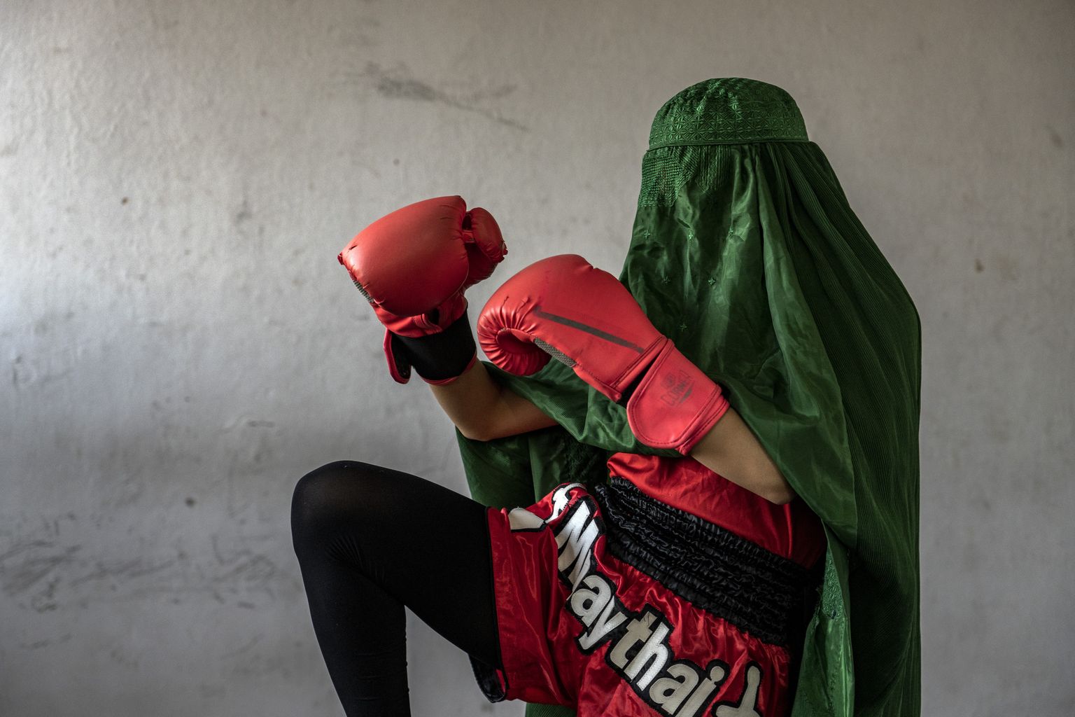 Afgaanitar tutvustab AP fotograafile oma hobi, mille Taliban keelustanud on.