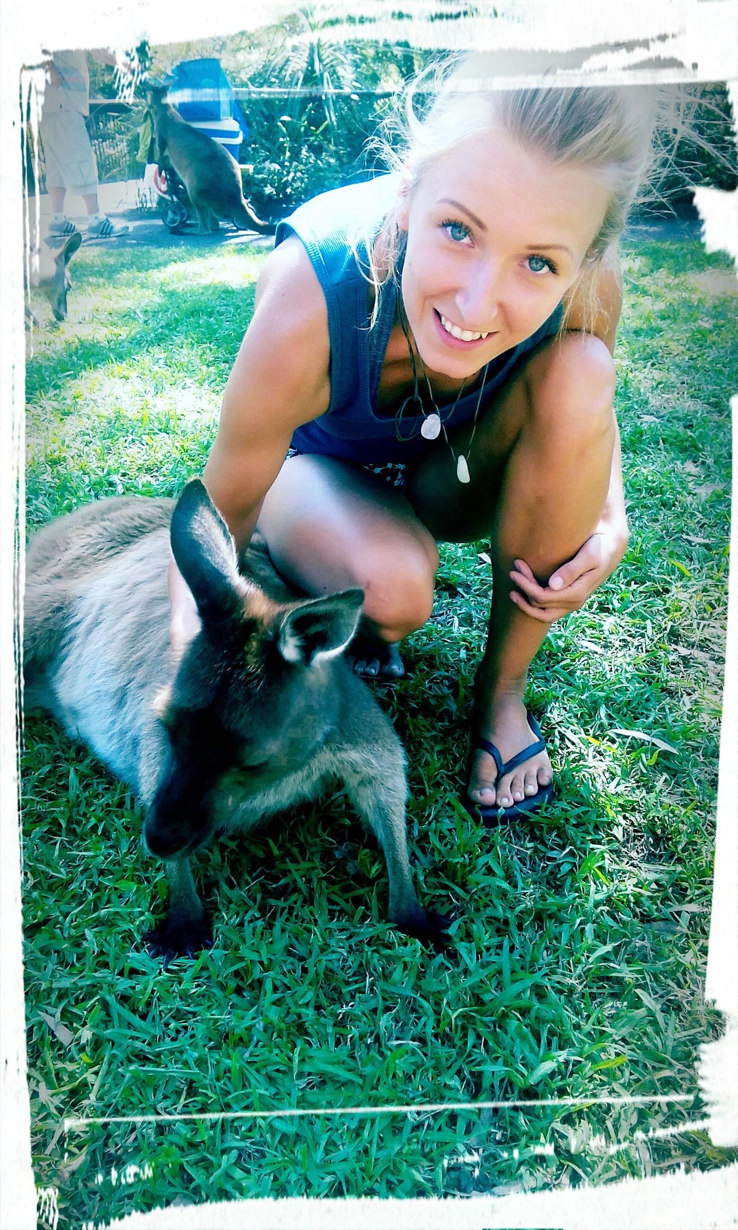Maarja Varjund Austraalias känguruga sõprust sobitamas.