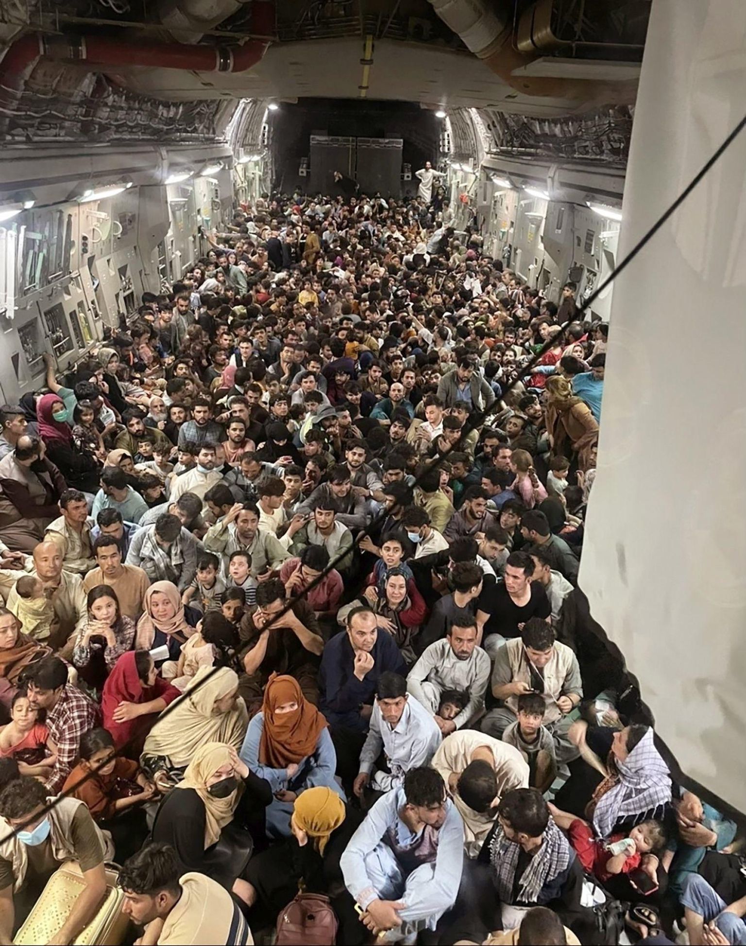 Afganistani kodanikud pärast Kabuli langemist USA lennukis C-17 Globemaster III.