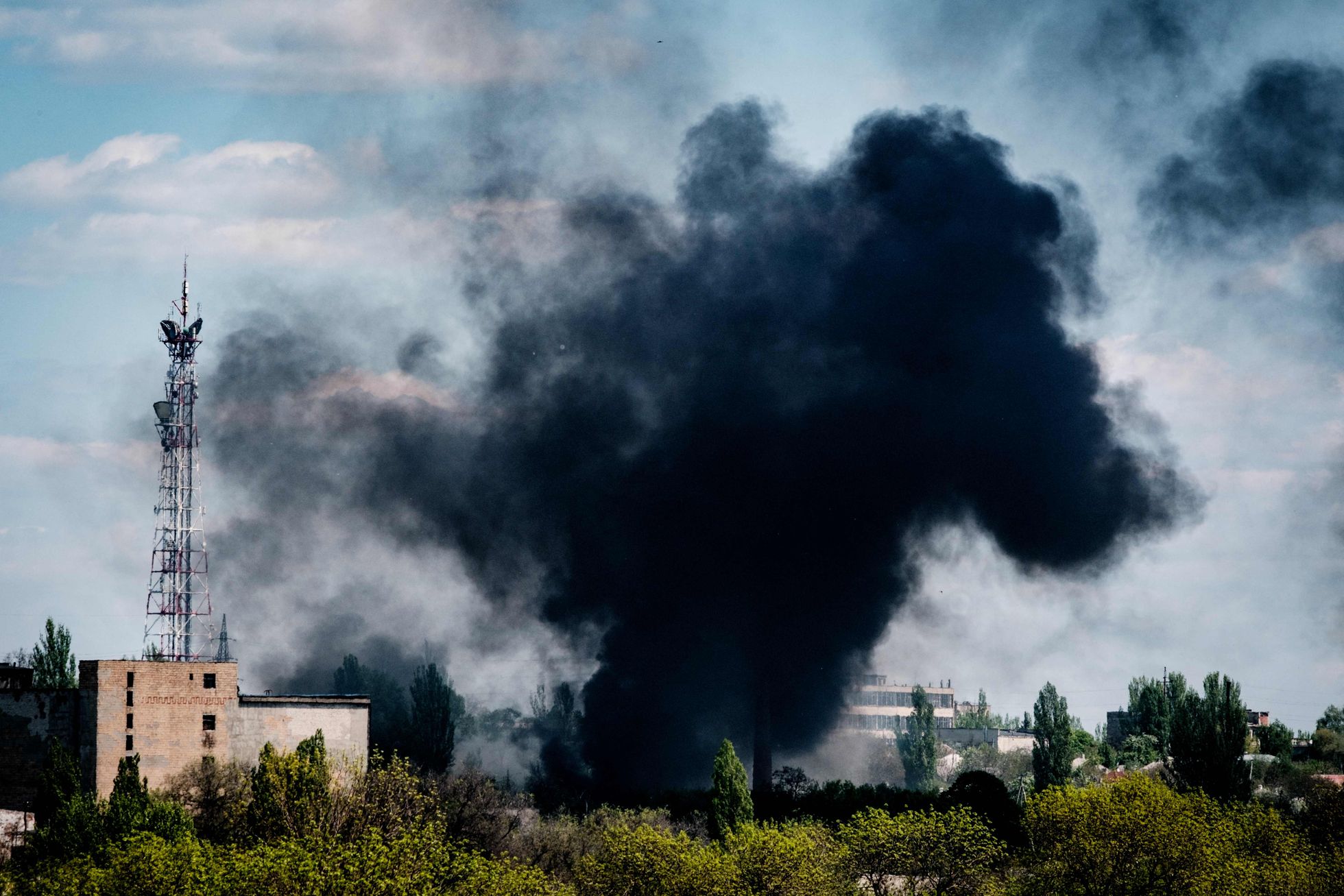 Suitsupilv kerkib Ida-Ukrainas Lõssõtšanski linna kohal, kus käivad ägedad lahingud Ukraina ja Vene vägede vahel.