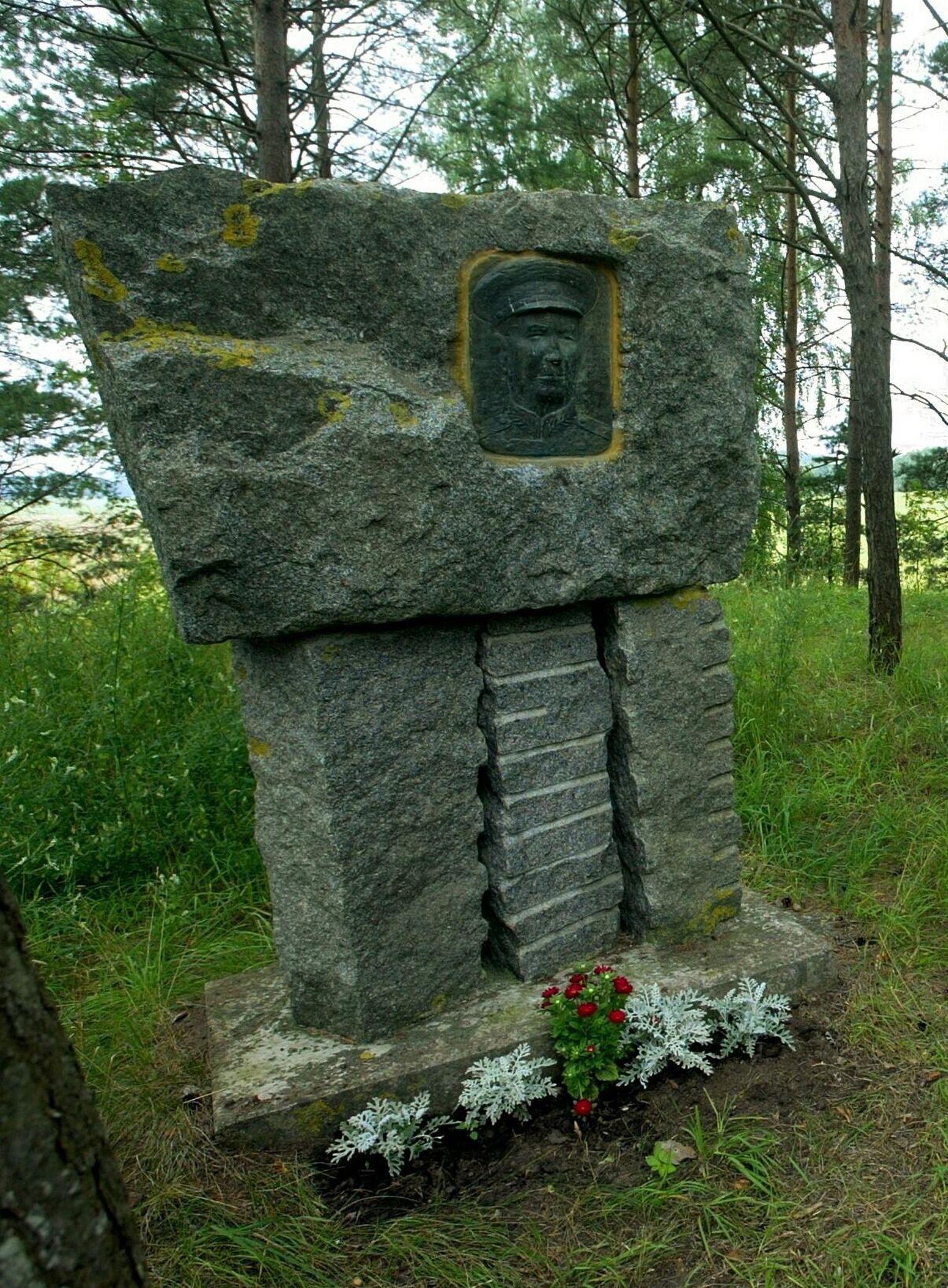 Tankilahingu paiga tähistuseks ja kindralmajor Pavel Potapovi mälestuseks püstitatud monument seisis aastakümneid nn Kindralimäel männipuude varjus.