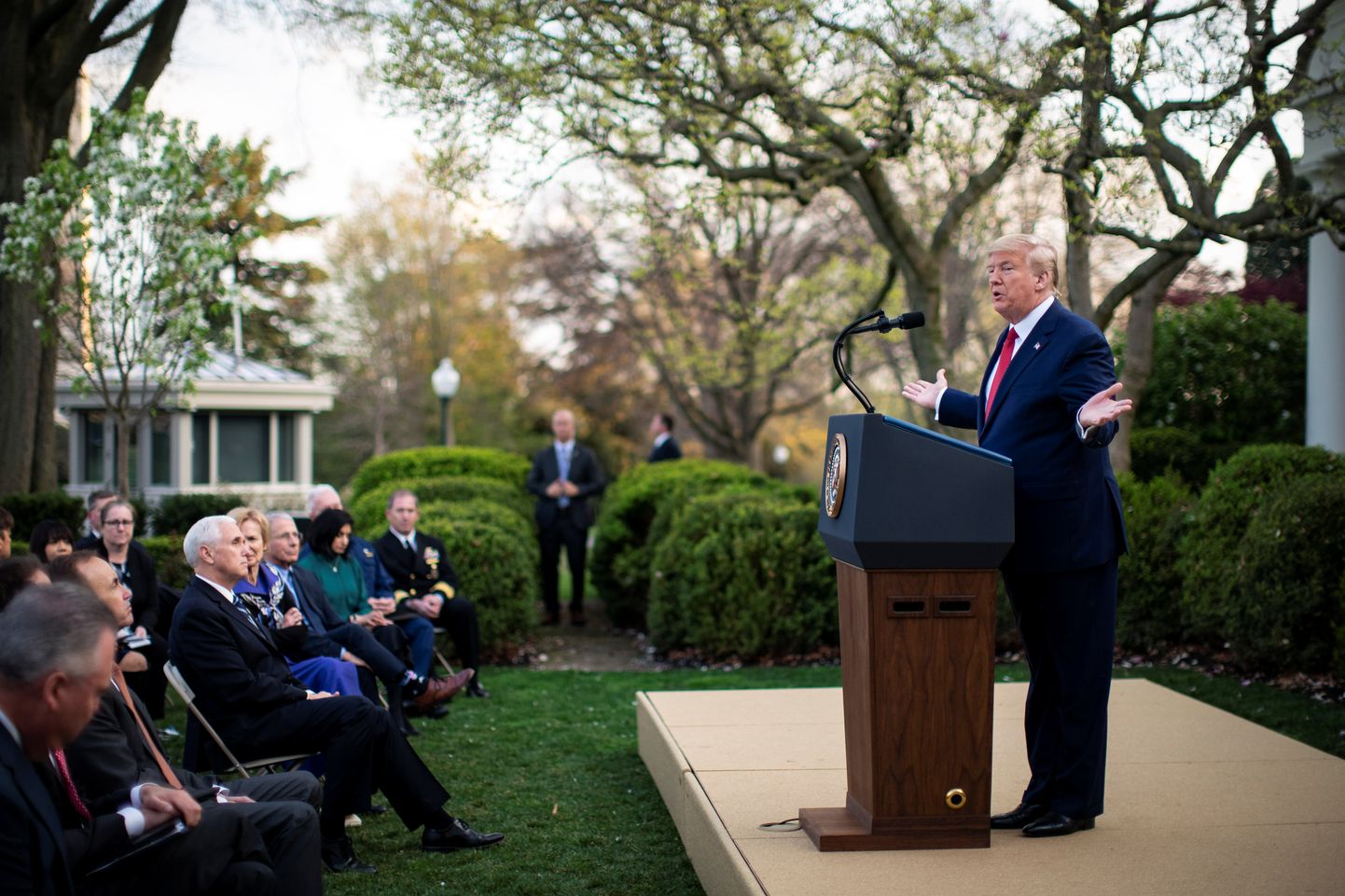 USA president Donald Trump ütles Valge Maja Roosiaias ajakirjanikele, et pikendab sotsiaalse distantseerimise nõudeid 30. aprillini.