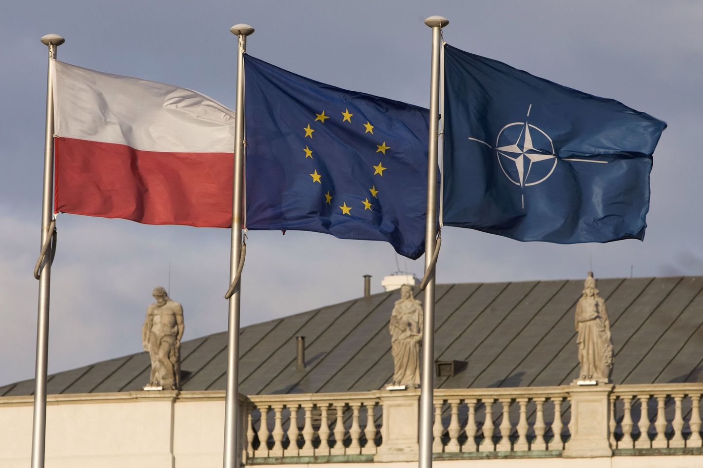 Poola, NATO ja ELi lipud.