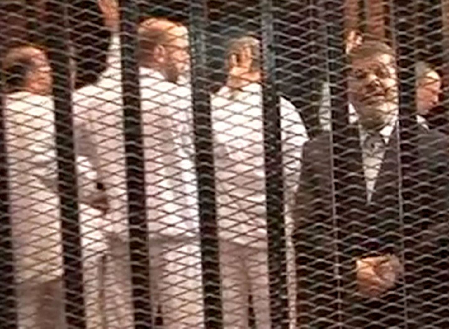 4. novembril astus kukutatud president President Mohammed Morsi süüdistatava puuris kohtu ette.