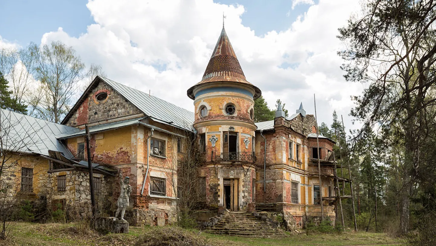 Заброшенная усадьба в Тверской области.