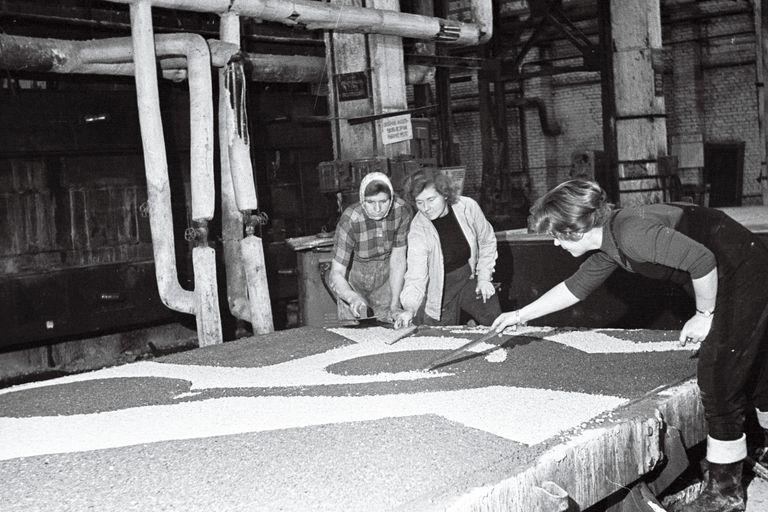 Над декоративной панелью работают Валли Лембер-Богаткина и Маргарета Фукс. 1962.