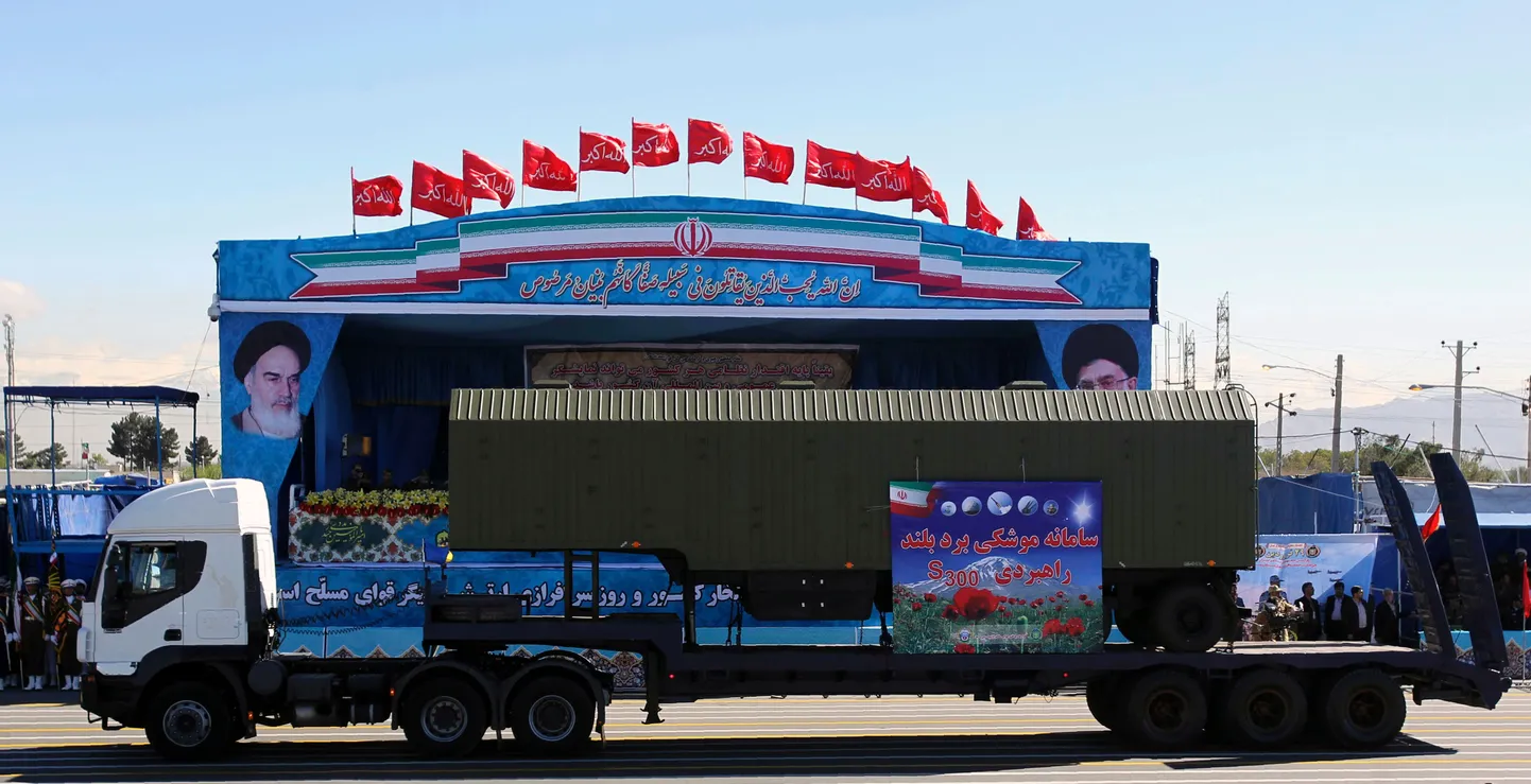 Военный парад в Тегеране (17 апреля 2016).