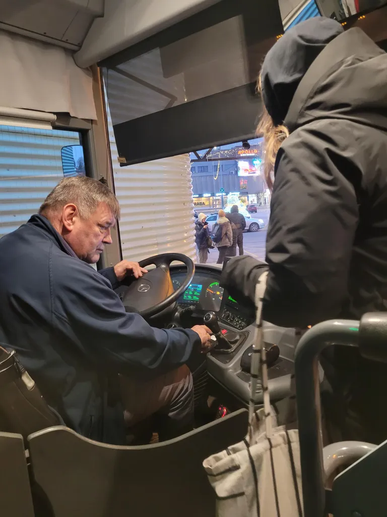 Bussijuht Rainer Ahjupera on tuntud muheda ja rahuliku mehena, aga viimase aja Võhma teismeliste teod on tekitanud temas suurt nördimust.