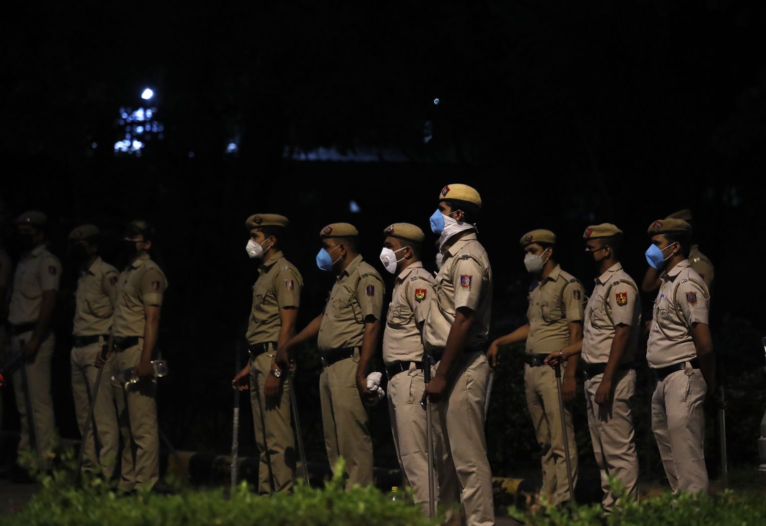 India politseinikud Indias Hiina saatkonna ees.