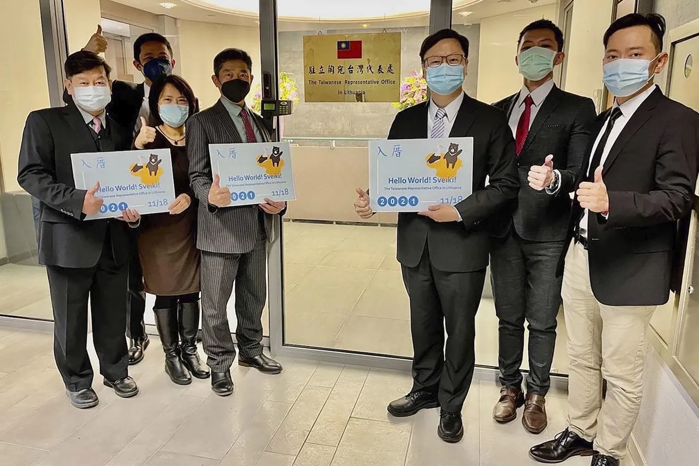 Taiwani esinduse avamise tähistamine Vilniuses 18. novembril. Paremalt kolmas on Taiwani esinduse juht Eric Huang. Hiina viis protestiks Taiwani de facto saatkonna avamise vastu diplomaatilised suhted Leeduga madalamale tasemele.