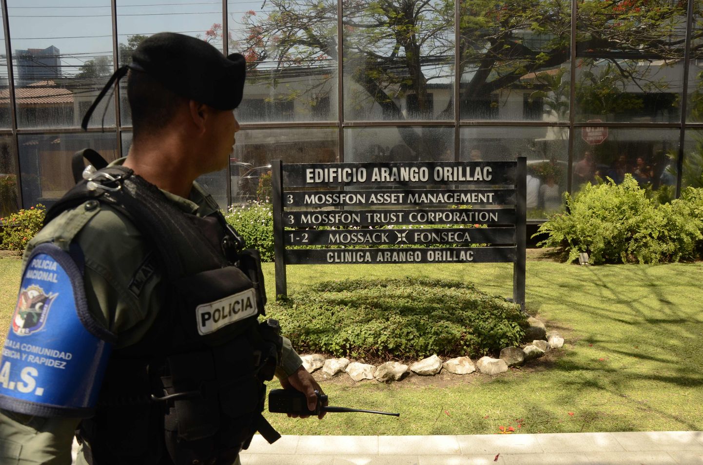 Mossack Fonseca peakorterit Panamas kaitsev politseinik