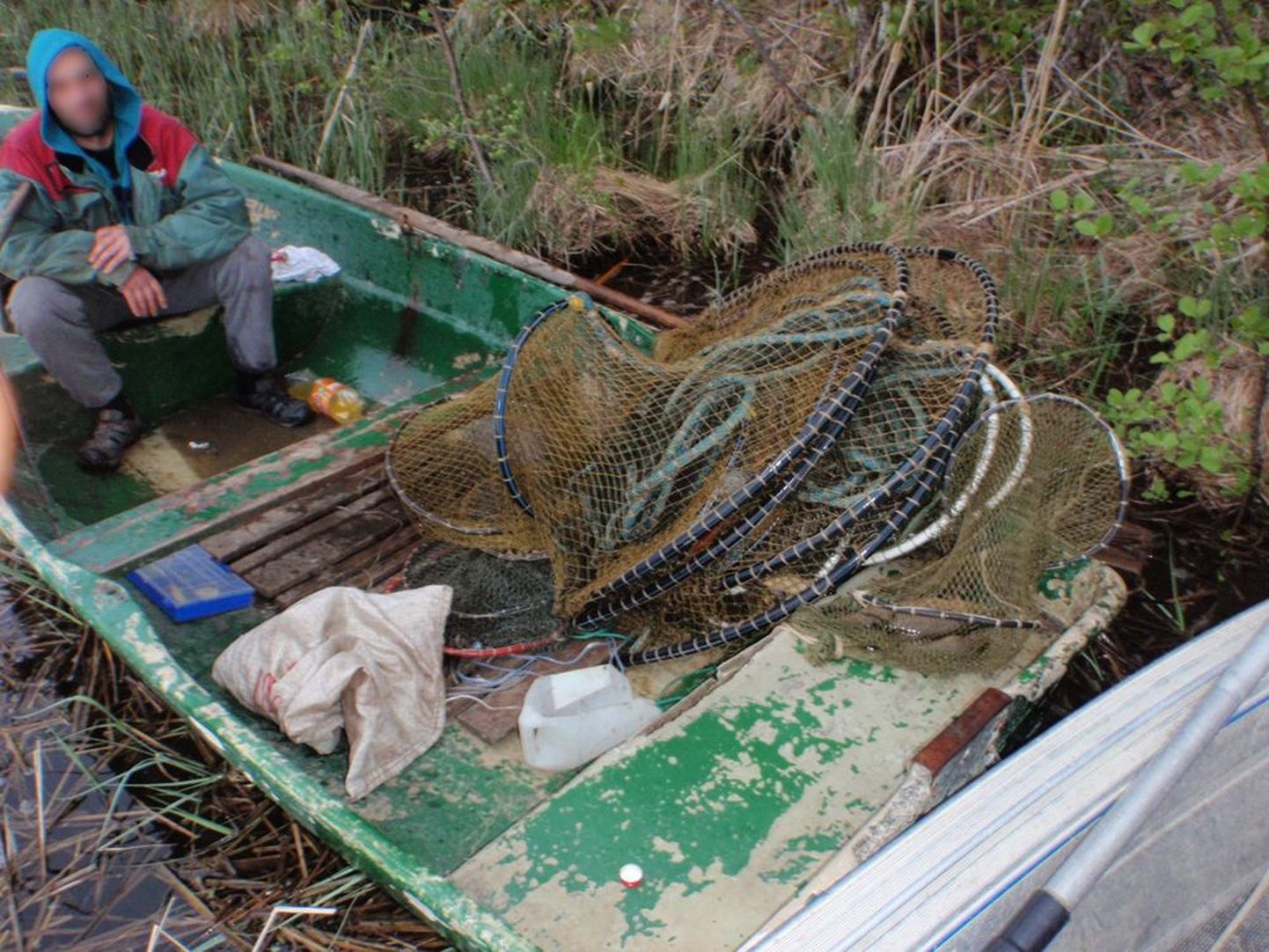 Saadjärvel tabatud röövpüüdja paadis on mõrd, mis ei ole harrastuspüügivahend. Kasutada võivad seda vaid elukutselised kalamehed.