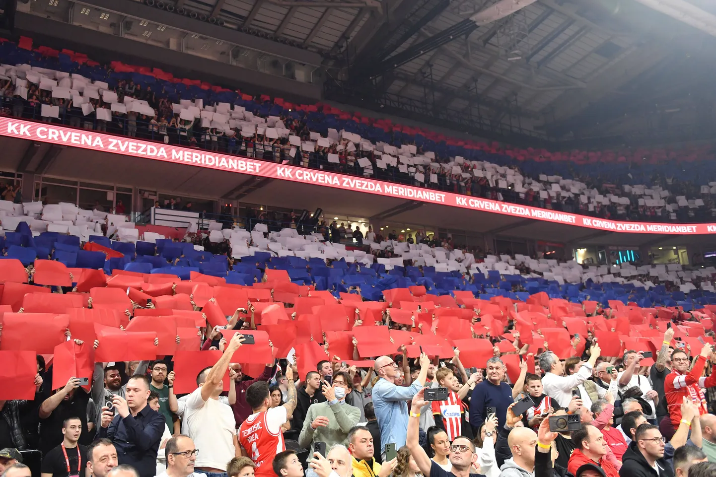Belgradi Crvena Zvezda fännid avaldasid Euroliiga mängu ajal Venemaale toetust.